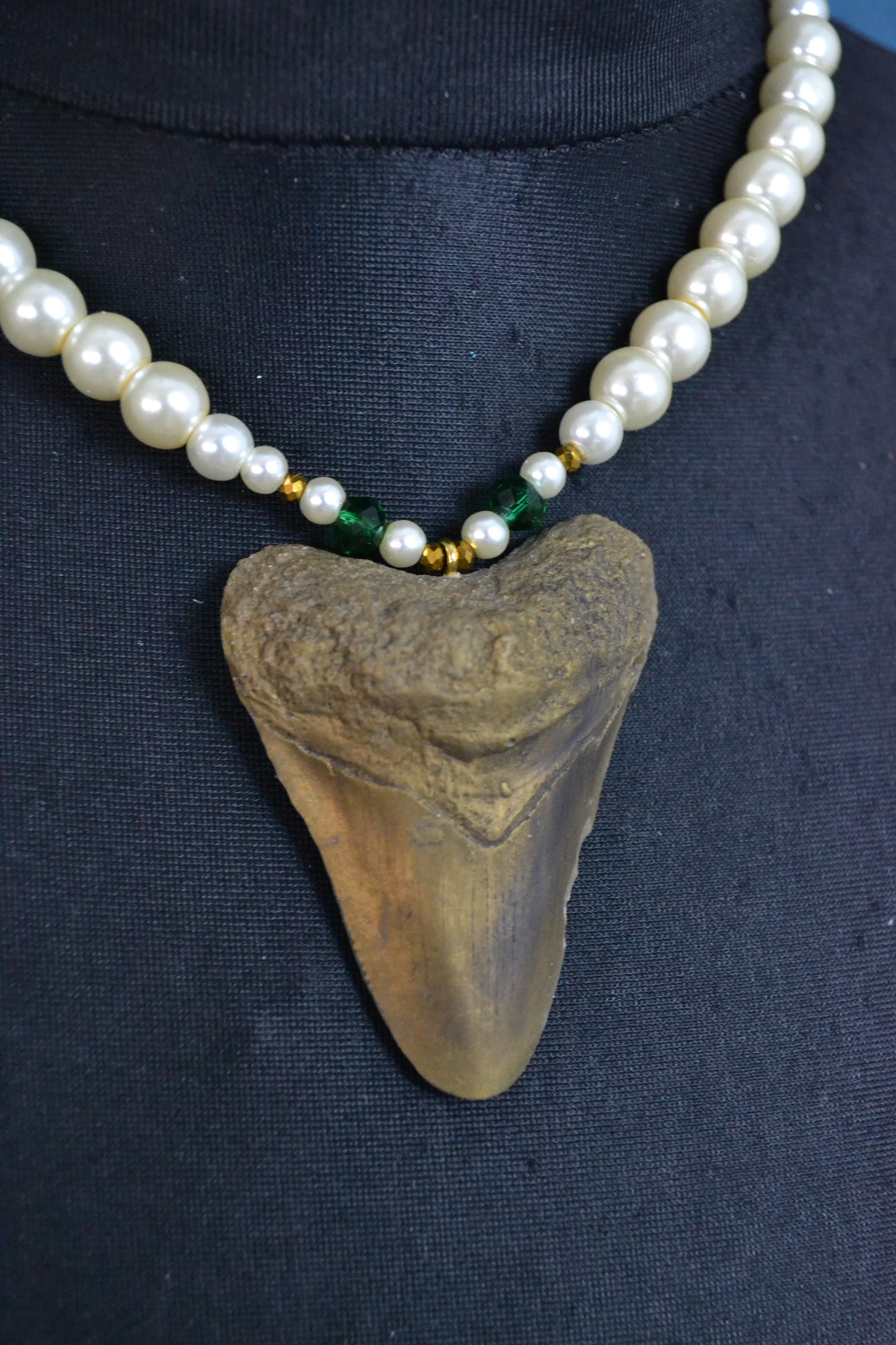 Shark tooth Pearl necklace green