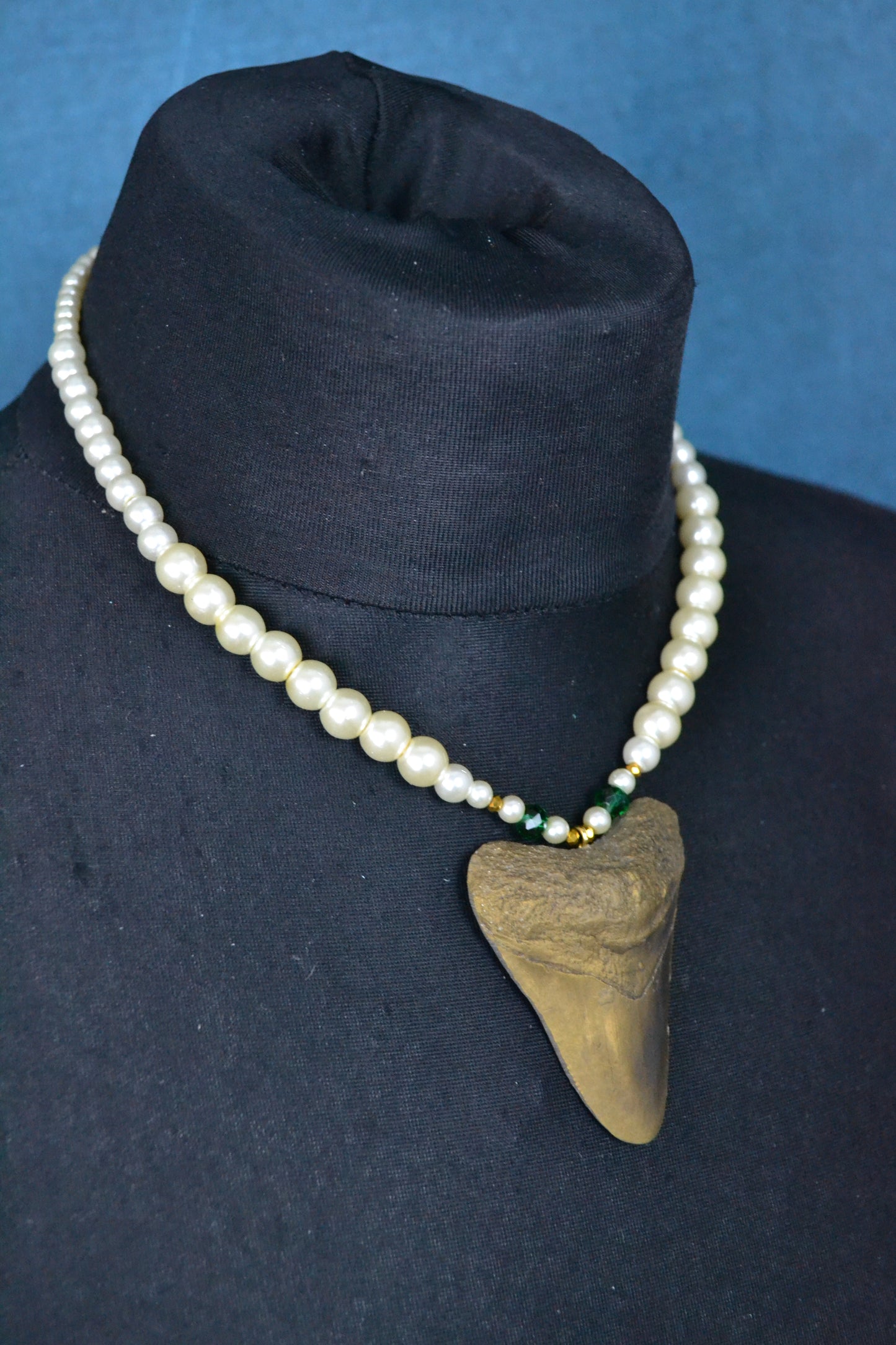 Shark tooth Pearl necklace green