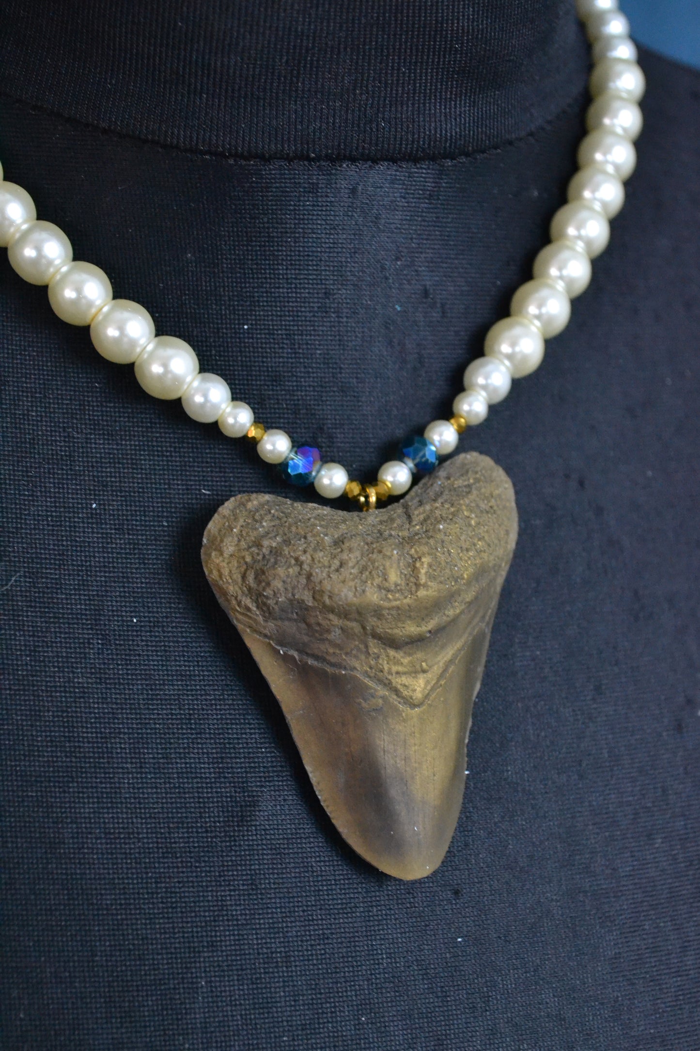 Shark tooth Pearl necklace blue