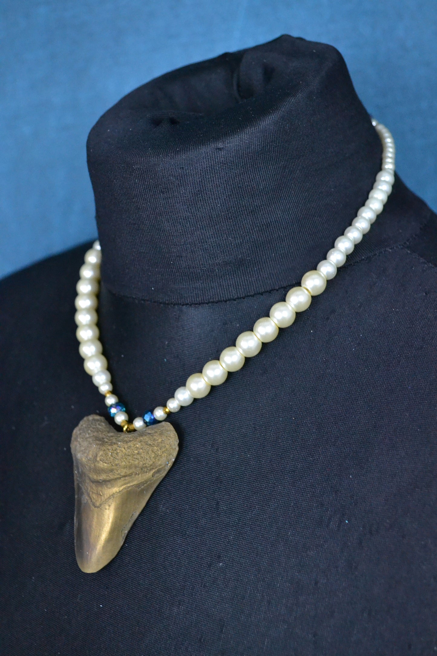 Shark tooth Pearl necklace blue