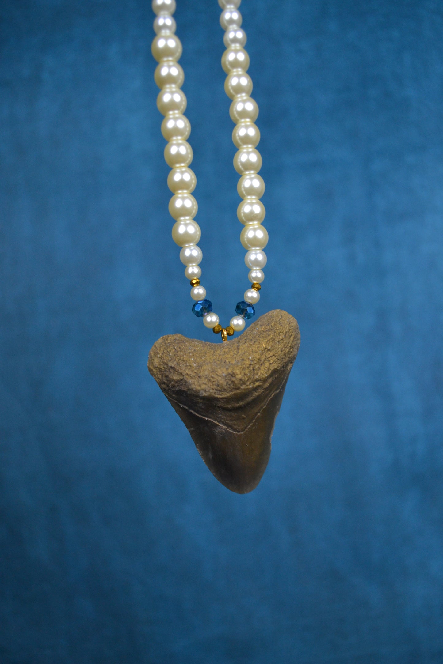 Shark tooth Pearl necklace blue